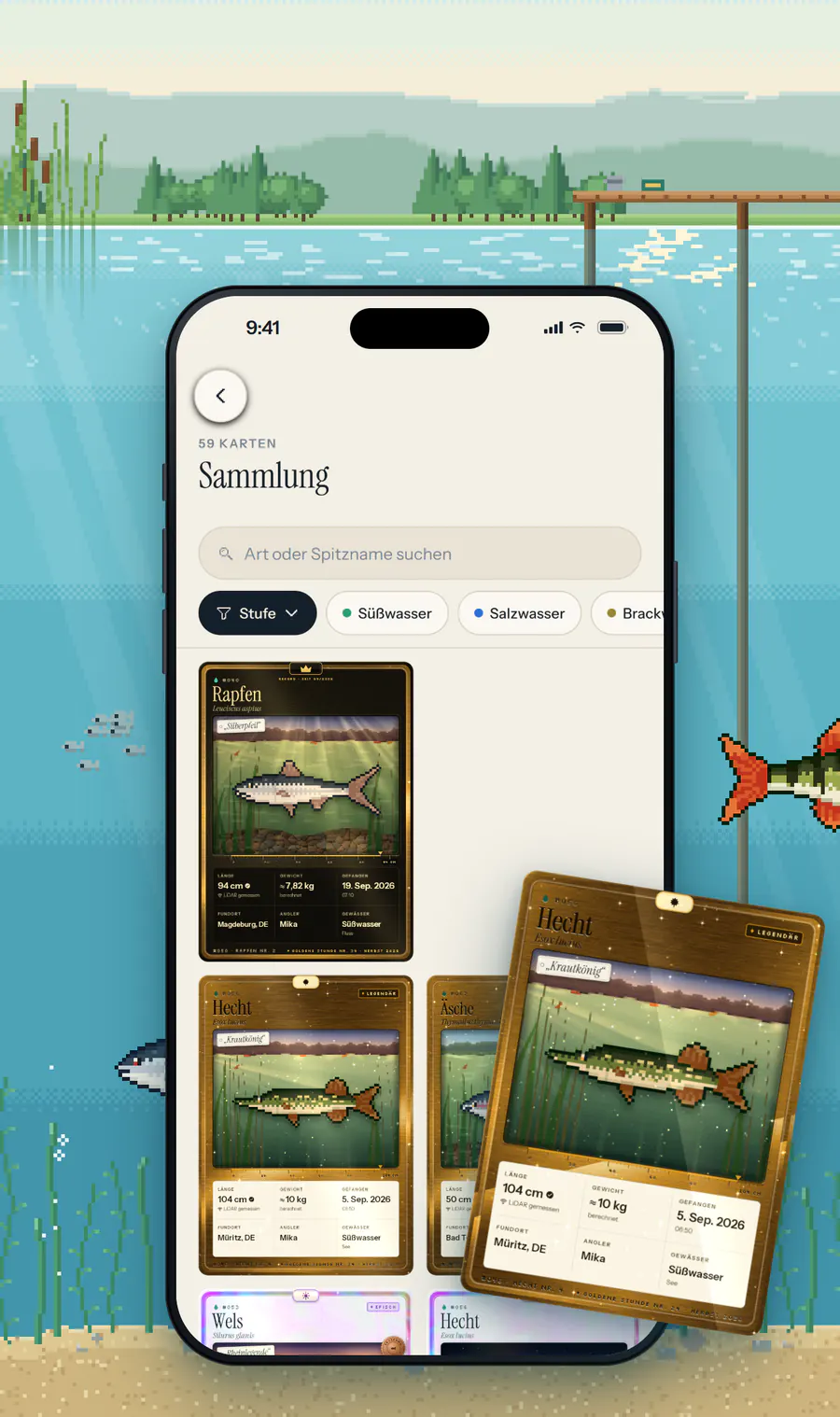 Holofish auf dem iPhone mit holografischen Sammelkarten von Hecht und anderen Fischen, vor einem See in Pixel-Art.